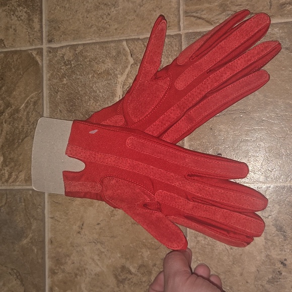 Isotoner Vibrant Red Gloves - Picture 3 of 5
